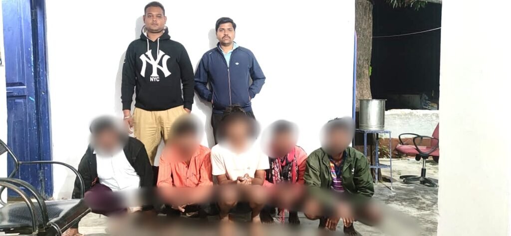 उड़िया मोहल्ले में 52 पत्तों की महफिल पर पुलिस की दबिश, 5 जुआरी गिरफ्तार, 8 फरार | New India Times