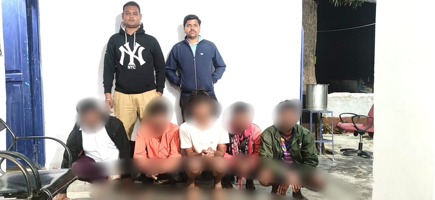 उड़िया मोहल्ले में 52 पत्तों की महफिल पर पुलिस की दबिश, 5 जुआरी गिरफ्तार, 8 फरार 1 उड़िया मोहल्ले में 52 पत्तों की महफिल पर पुलिस की दबिश, 5 जुआरी गिरफ्तार, 8 फरार | New India Times