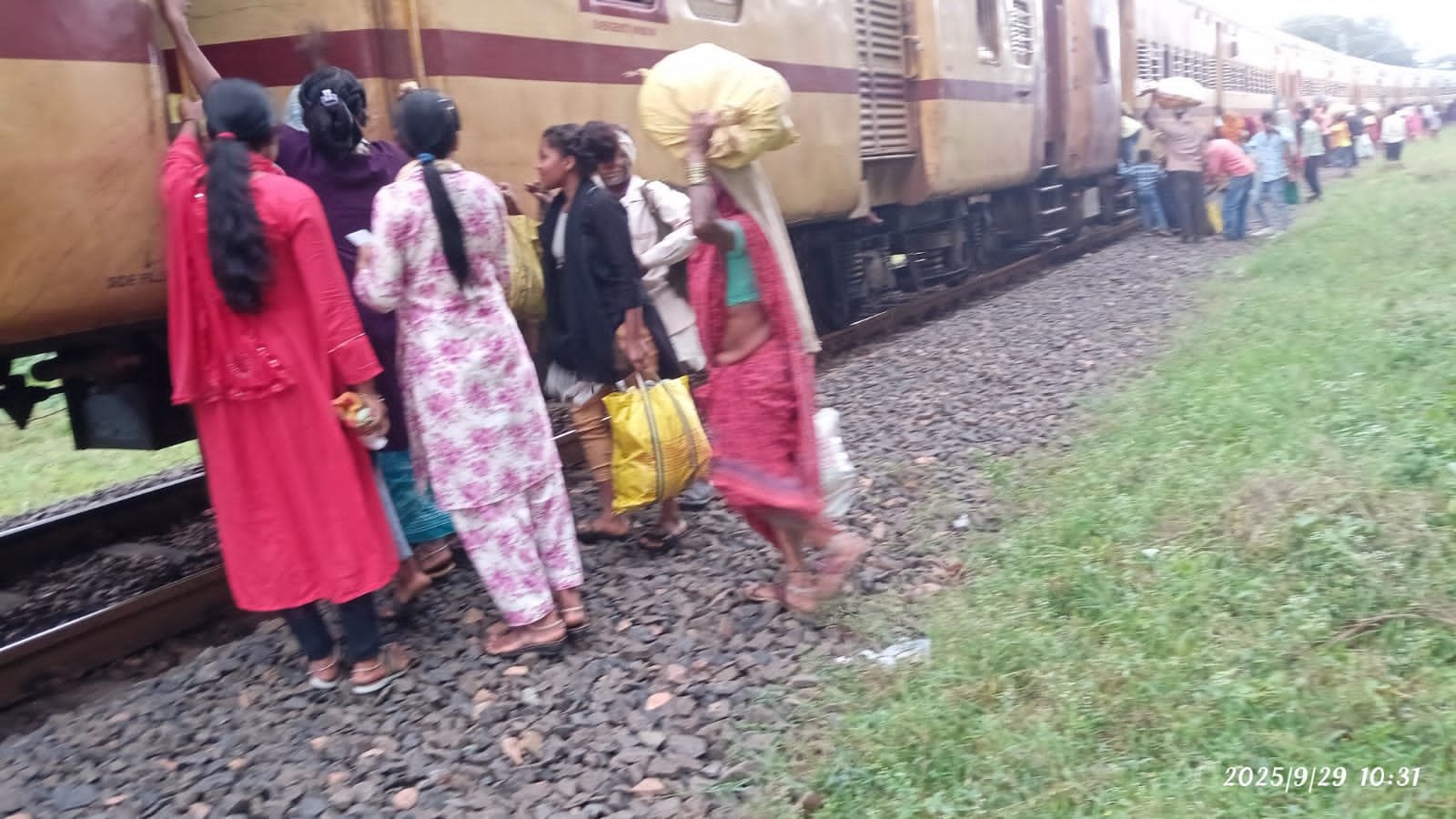 बरेलीपार रेलवे स्टेशन पर यात्रियों को मूलभूत सुविधाएँ उपलब्ध कराने की मांग, सरपंच ने नागपुर रेल मंडल को लिखा पत्र 1 बरेलीपार रेलवे स्टेशन पर यात्रियों को मूलभूत सुविधाएँ उपलब्ध कराने की मांग, सरपंच ने नागपुर रेल मंडल को लिखा पत्र | New India Times