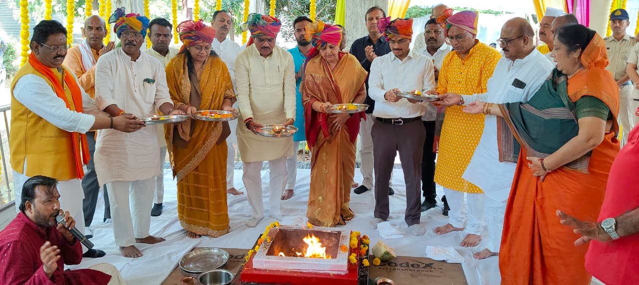 रेणुका पुलिस लाइन, बुरहानपुर में विजयादशमी (दशहरा) पर्व पर वैदिक मंत्रोच्चार के साथ शस्त्र पूजन सम्पन्न | New India Times