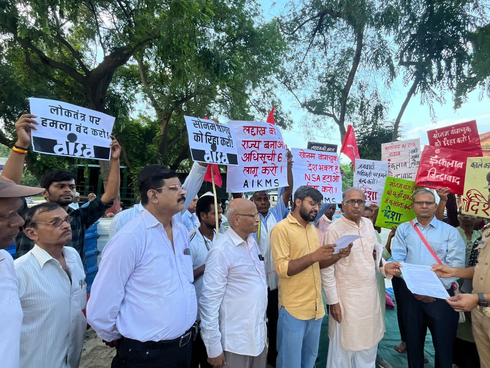 सोनम वांगचुक की रिहाई की मांग पर इलाहाबाद में नागरिक समाज का प्रदर्शन | New India Times