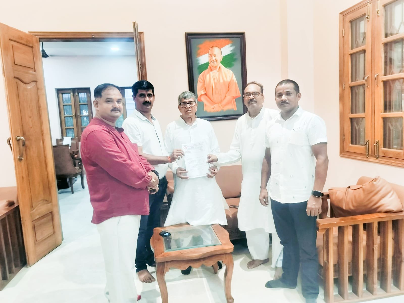 राज्य कर्मचारियों ने गोरखनाथ मंदिर में सौंपा ज्ञापन, कैशलेस इलाज कार्ड पर मुख्यमंत्री से की कार्रवाई की मांग | New India Times