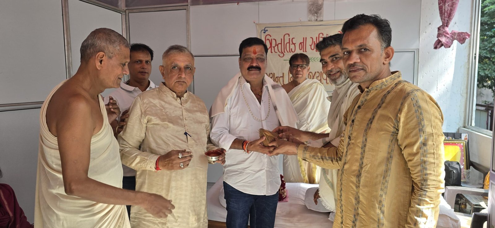 समाजसेवी बृजेंद्र शर्मा ने गच्छाधिपति से लिया मंगल आशीर्वाद | New India Times