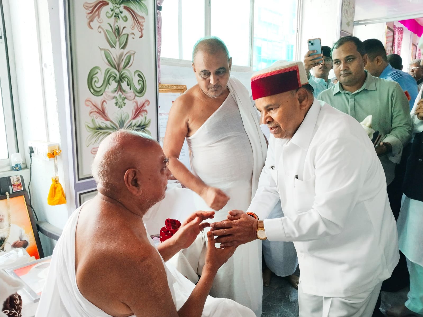 कर्नाटक के राज्यपाल थावरचंद गेहलोत ने गच्छाधिपति आचार्य श्रीमद विजय नित्यसेन सुरीश्वरजी महाराज से लिया आशीर्वाद | New India Times