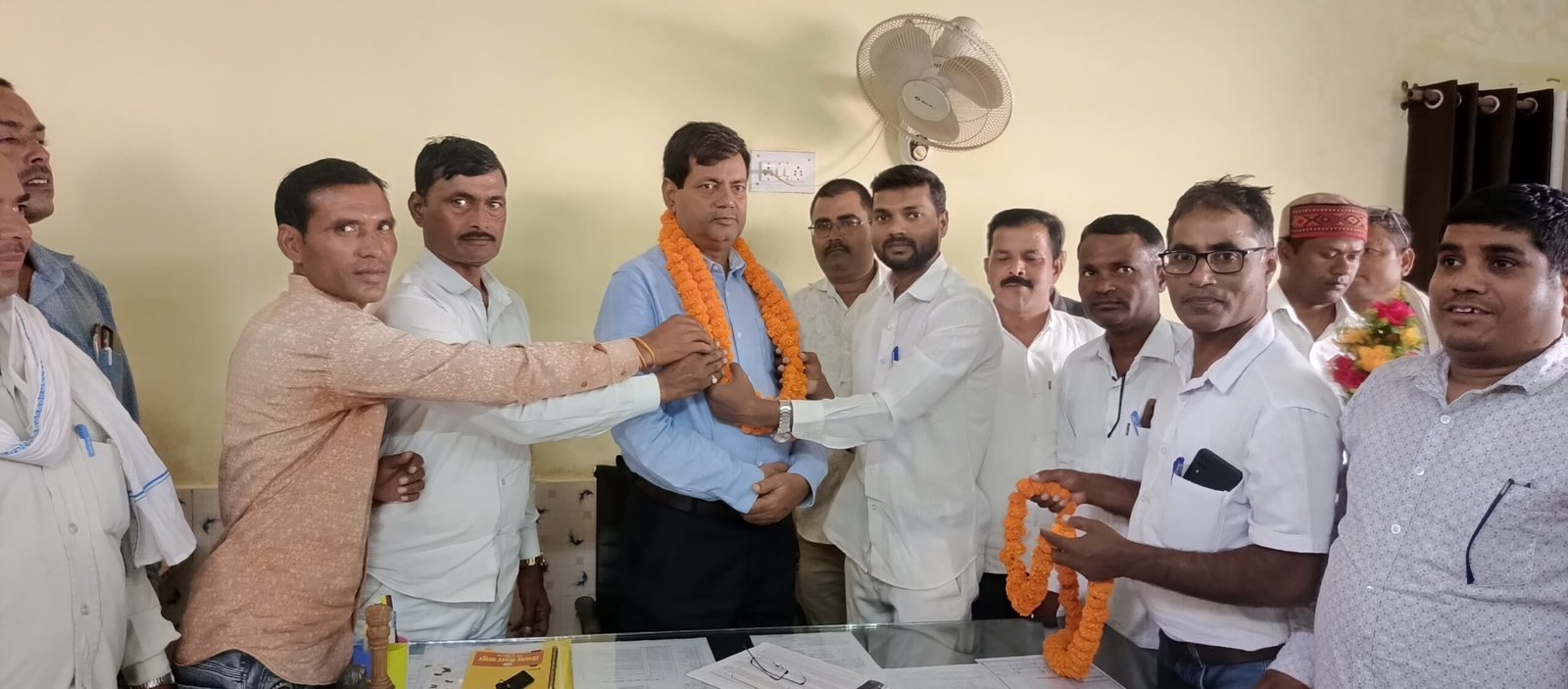नवागत एडीओ पंचायत राधेश्याम जायसवाल का सफाई कर्मचारियों ने गुलदस्ता भेंट कर किया स्वागत | New India Times