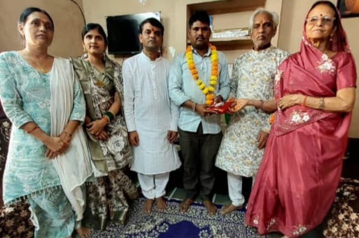 मेघनगर में सफाई कर्मचारियों का चौहान परिवार द्वारा सम्मान | New India Times