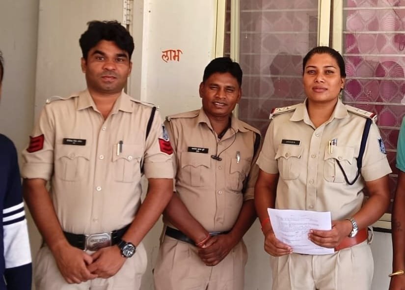 डूंगरिया में अस्पताल के सामने ताश की महफ़िल पर पुलिस की रेड, पांच जुआरी गिरफ्तार | New India Times