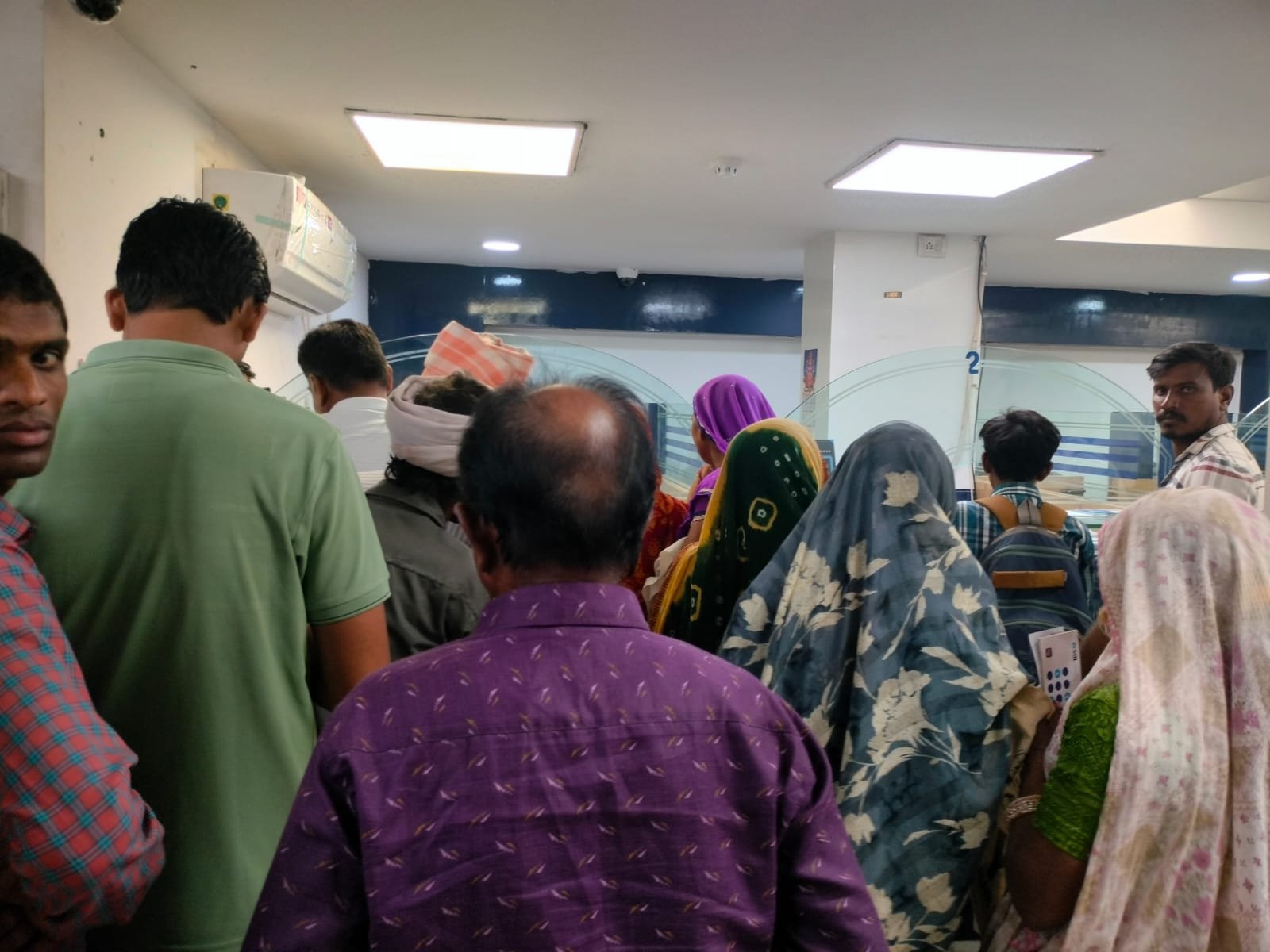 मेघनगर एसबीआई शाखा में दीपावली पर नए नोटों के वितरण में भेदभाव के आरोप, आम ग्राहकों में नाराज़गी | New India Times