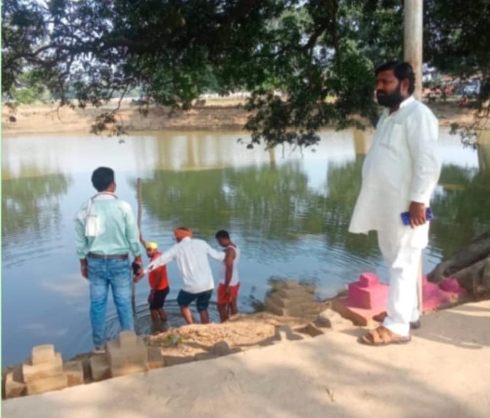 सभासद ने छठ घाट पर सफाई एवं प्रकाश व्यवस्था का किया निरीक्षण, कमियों को दूर करने दिए निर्देश | New India Times