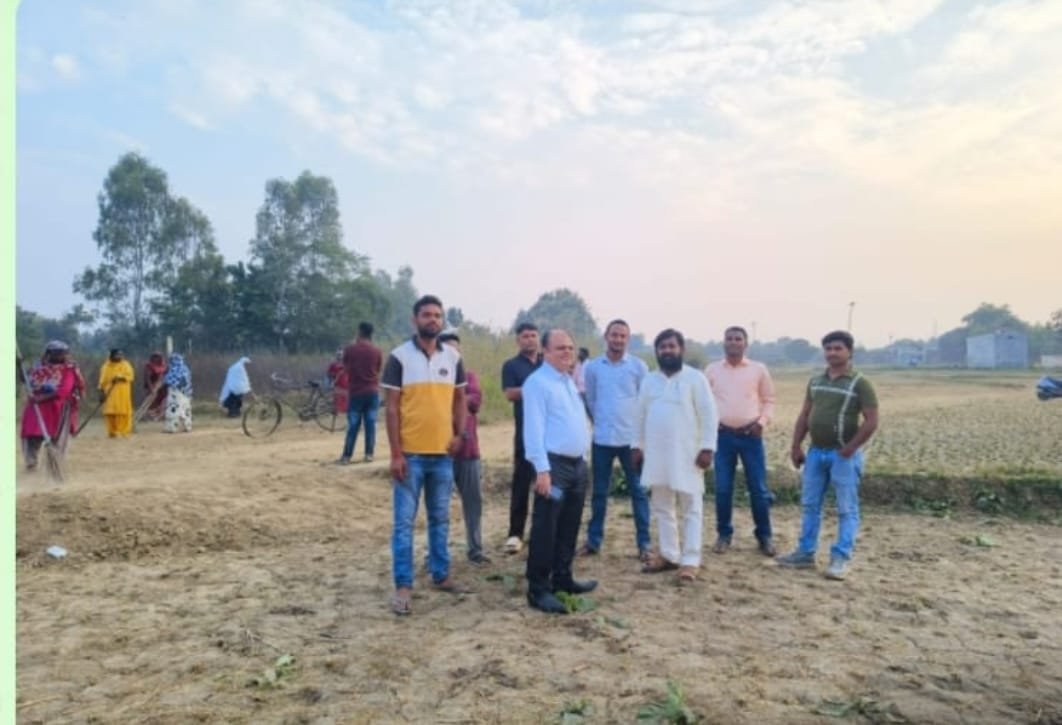 छठ पूजा की तैयारी: अधिशासी अधिकारी और सभासद ने अटल नगर छठ घाट पर सफाई व्यवस्था का किया निरीक्षण | New India Times