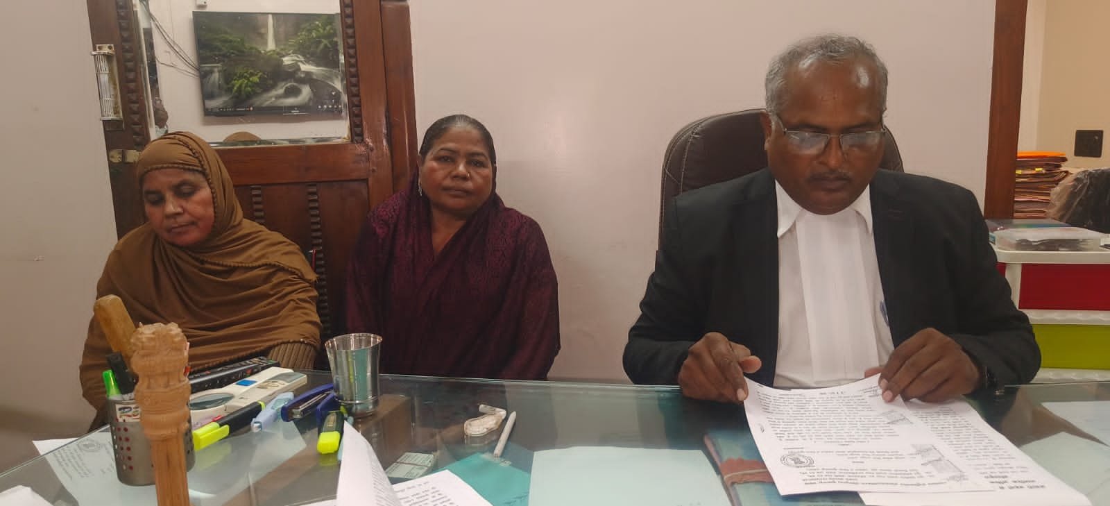 अंसारी बहनों को मिला न्याय: अधिवक्ता मनोज अग्रवाल की पैरवी से हाजी करीम खत्री व अशफाक पर बड़ी कार्रवाई | New India Times