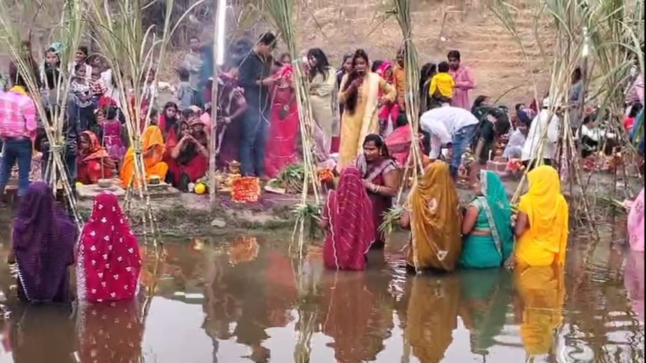 लोक आस्था का महापर्व छठ उत्साहपूर्वक संपन्न, उगते सूर्य को अर्घ्य अर्पित | New India Times