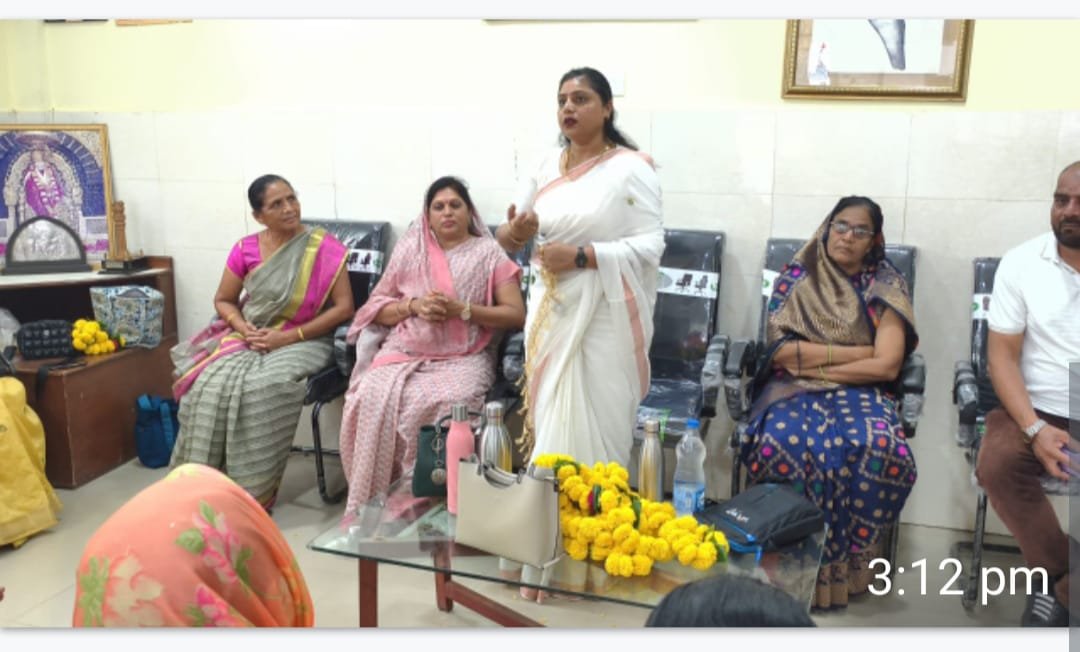 महिला कांग्रेस पर्यवेक्षक पदमा जैन का झाबुआ आगमन, दावेदारों से की वन-टू-वन चर्चा | New India Times