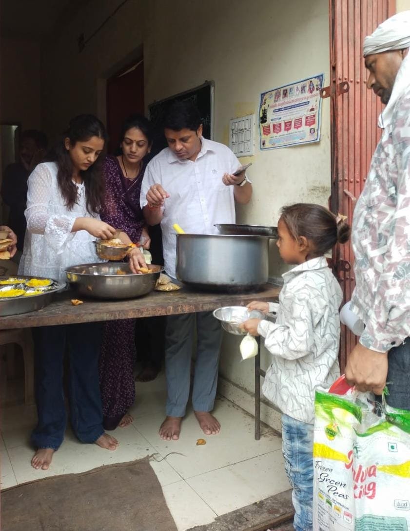 स्वर्गीय मोहनलाल भानपुरिया की प्रथम पुण्यतिथि पर जरूरतमंदों को भोजन के पैकेट वितरित किए गए | New India Times