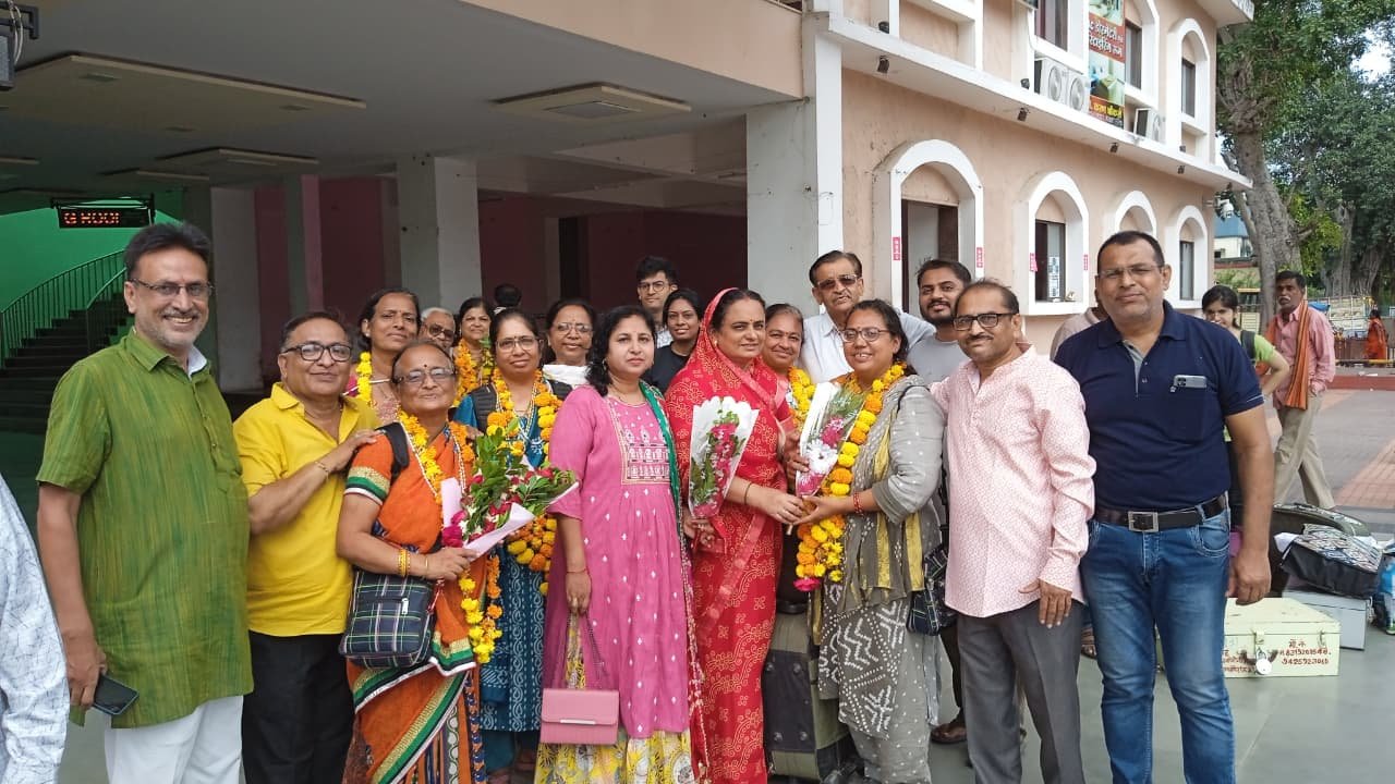 84 कोसी ब्रज परिक्रमा पूर्ण कर लौटीं बुरहानपुर की 12 देवियाँ, रेलवे स्टेशन पर हुआ भव्य स्वागत | New India Times