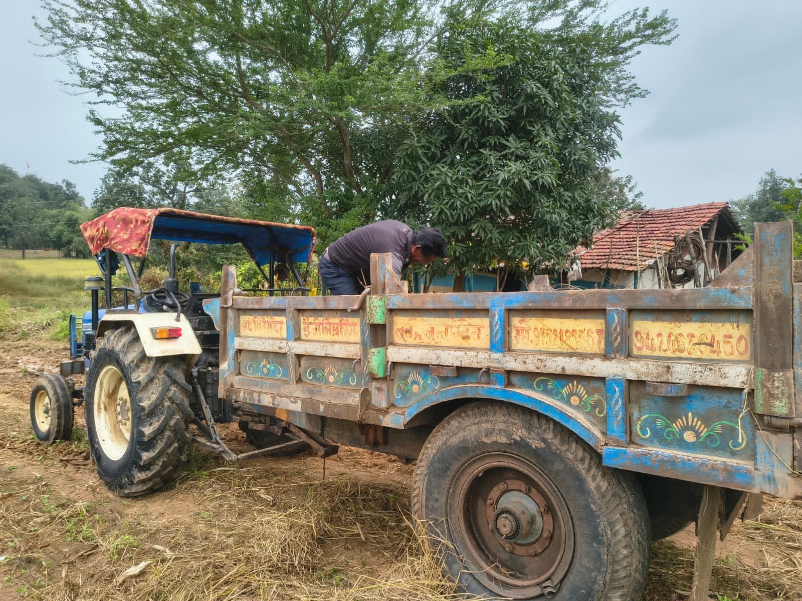नायब तहसीलदार ने अवैध रेत परिवहन कर रही ट्रैक्टर-ट्रॉली जप्त की, चालक फरार 1 नायब तहसीलदार ने अवैध रेत परिवहन कर रही ट्रैक्टर-ट्रॉली जप्त की, चालक फरार | New India Times
