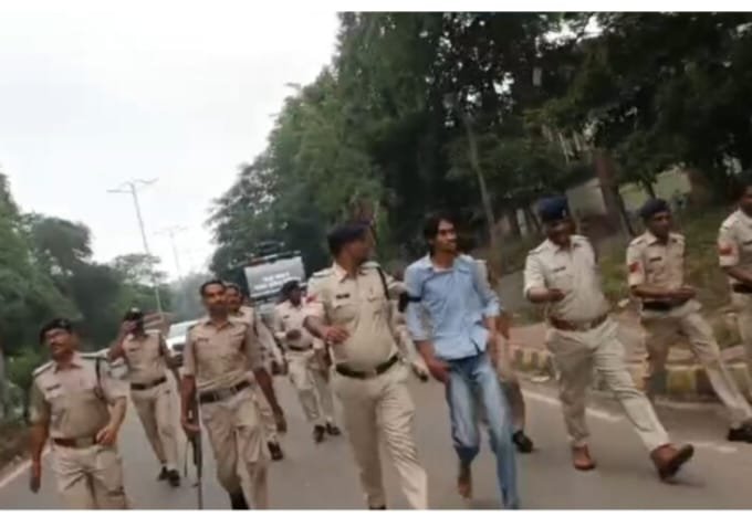 छेड़छाड़ के आरोपी पर टूटा कानून का कहर, झाबुआ पुलिस ने निकाला जुलूस | New India Times
