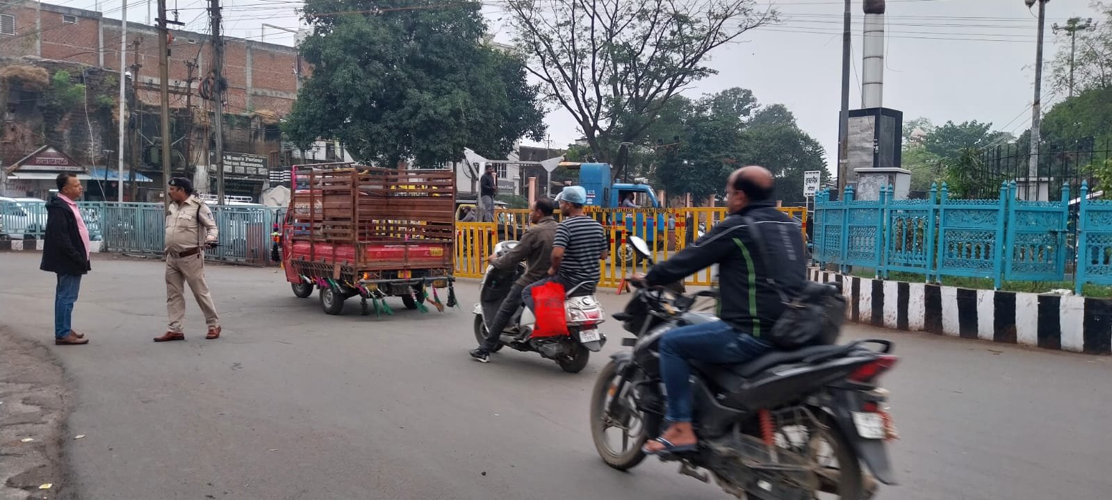 मोती मस्जिद चौराहे पर लगे बेरिकेड्स से बिगड़ी ट्रैफिक व्यवस्था, आमजन परेशान | New India Times