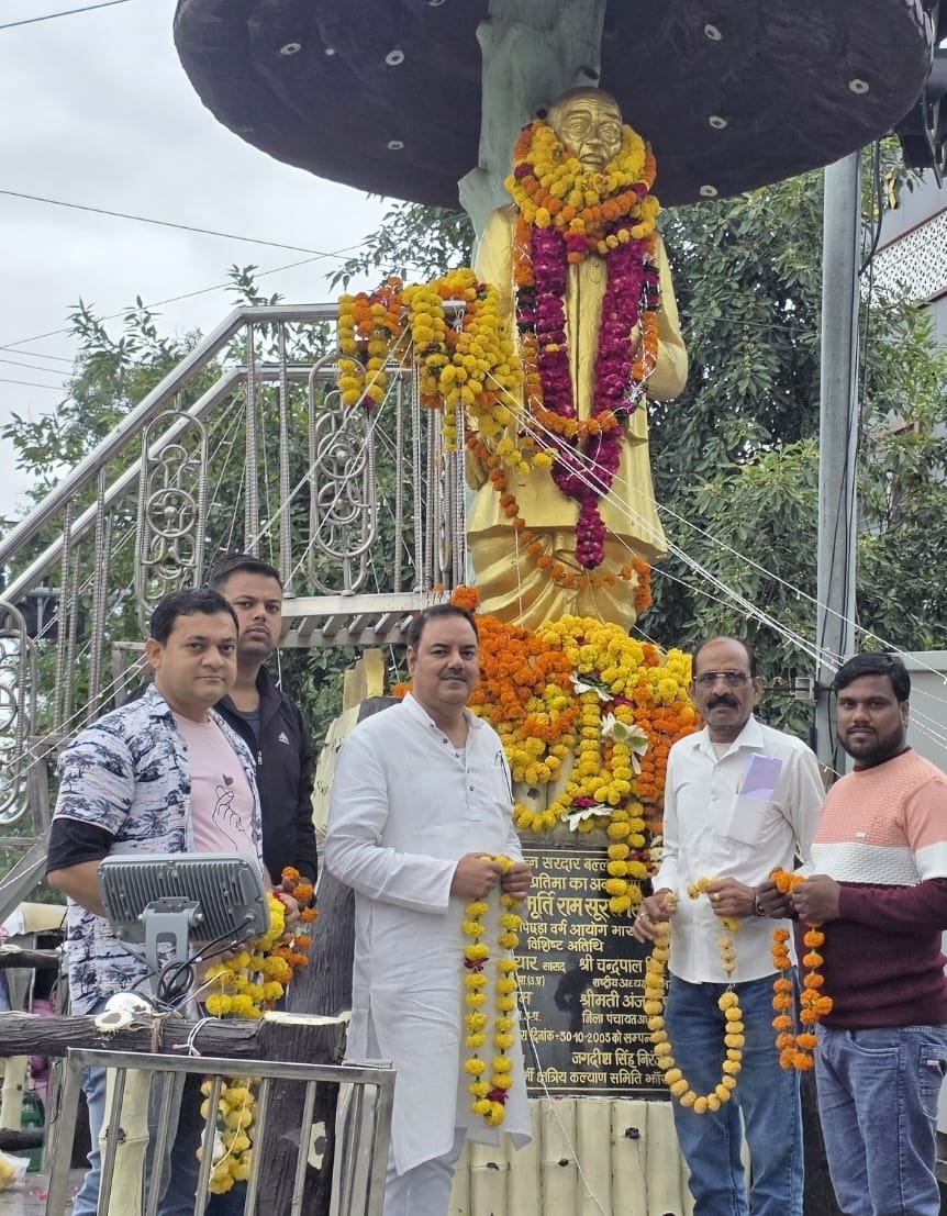 समाजवादी पार्टी व्यापार सभा ने सरदार पटेल जयंती पर किया माल्यार्पण, नेताओं ने दी श्रद्धांजलि | New India Times