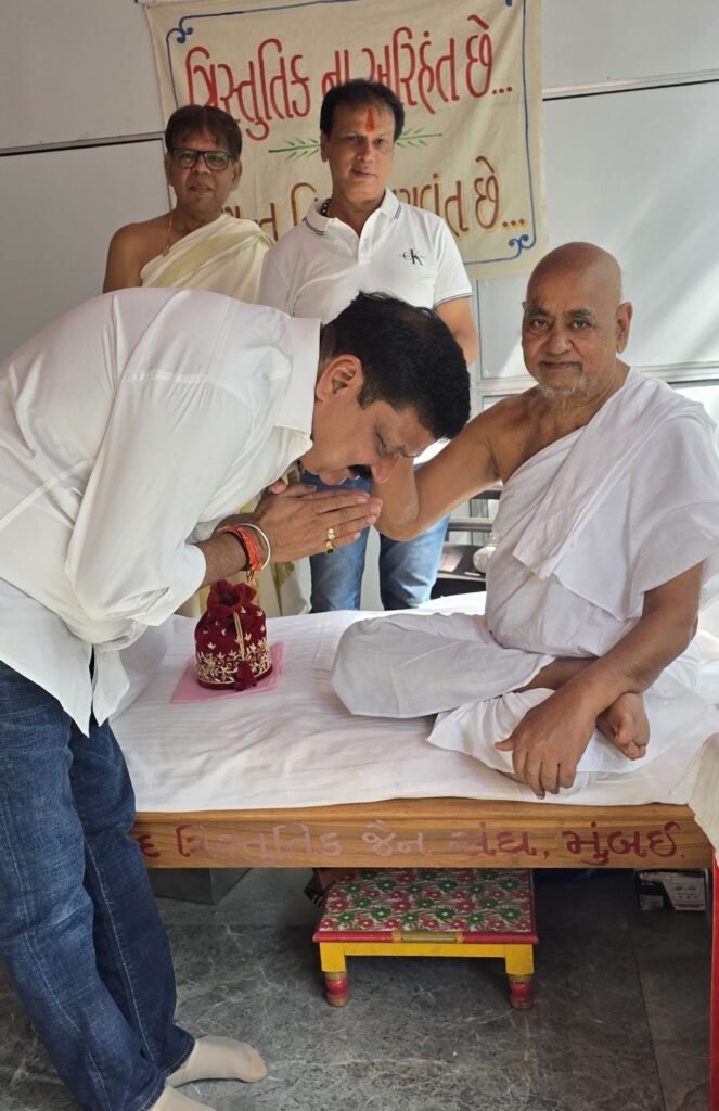 समाजसेवी बृजेंद्र शर्मा ने गच्छाधिपति से लिया मंगल आशीर्वाद | New India Times