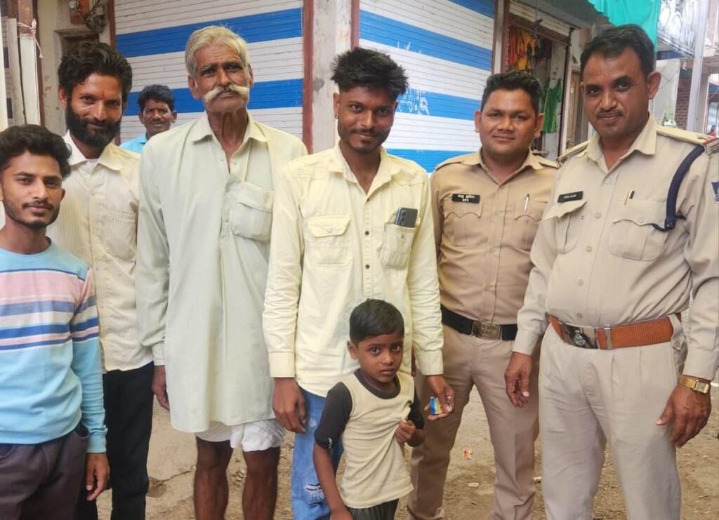 भटके हुए बालक को पुलिस ने मात्र 30 मिनट में सुरक्षित परिजनों को सौंपा | New India Times