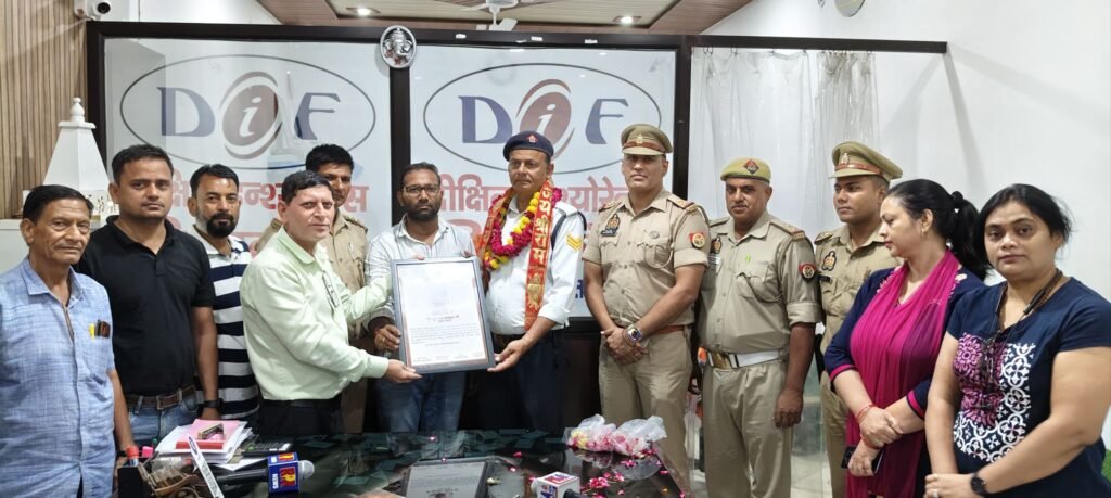 यातायात पुलिस कर्मी कुलदीप मलिक को ब्रज यातायात समिति ने बहादुरी के लिए किया सम्मानित | New India Times