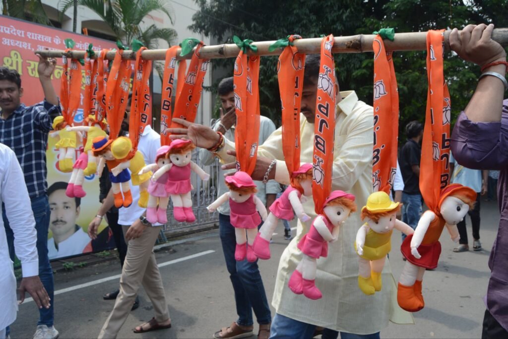 छिंदवाड़ा में ज़हरीली कफ़ सिरफ से हुई मासूमों की मौत के बाद भोपाल में एनएसयूआई कार्यकर्ताओं ने विरोध प्रदर्शन कर उपमुख्यमंत्री राजेन्द्र शुक्ला से की इस्तीफे मांग 2 छिंदवाड़ा में ज़हरीली कफ़ सिरफ से हुई मासूमों की मौत के बाद भोपाल में एनएसयूआई कार्यकर्ताओं ने विरोध प्रदर्शन कर उपमुख्यमंत्री राजेन्द्र शुक्ला से की इस्तीफे मांग | New India Times