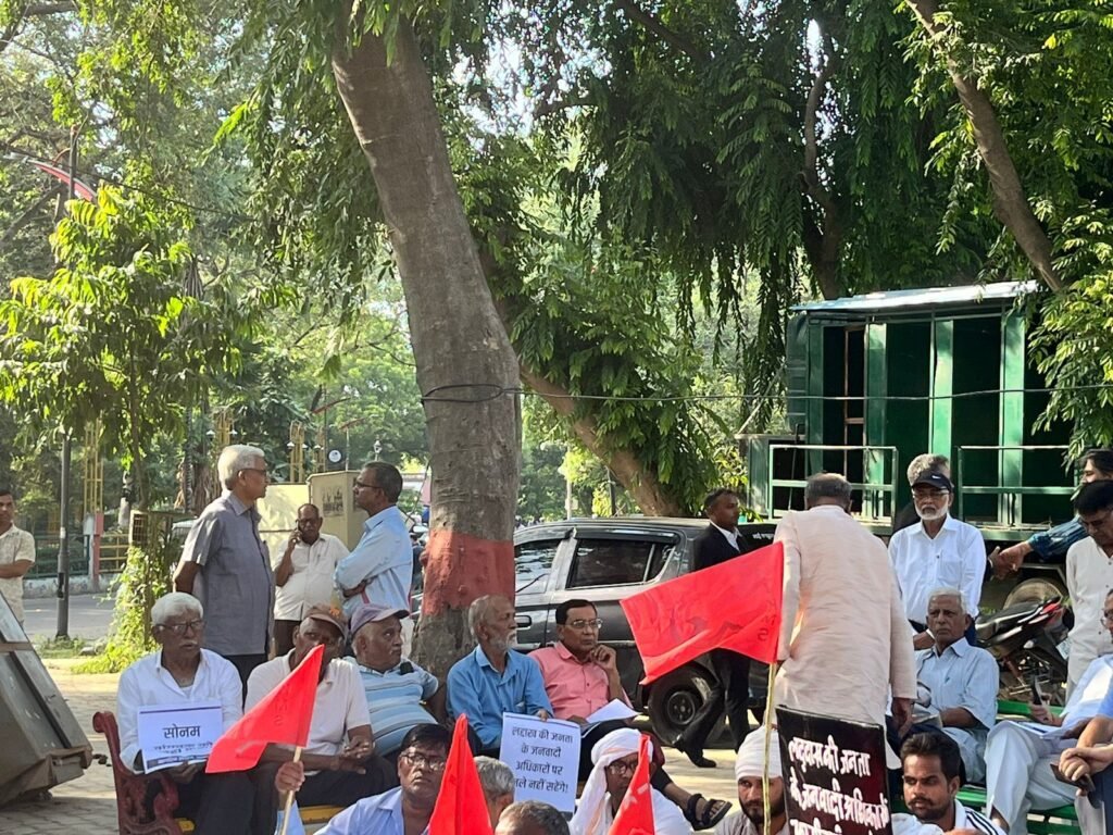 सोनम वांगचुक की रिहाई की मांग पर इलाहाबाद में नागरिक समाज का प्रदर्शन | New India Times