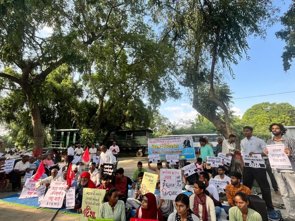 सोनम वांगचुक की रिहाई की मांग पर इलाहाबाद में नागरिक समाज का प्रदर्शन | New India Times