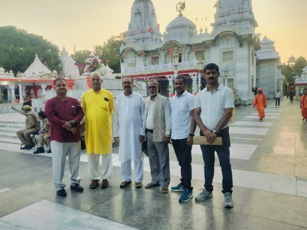 राज्य कर्मचारियों ने गोरखनाथ मंदिर में सौंपा ज्ञापन, कैशलेस इलाज कार्ड पर मुख्यमंत्री से की कार्रवाई की मांग | New India Times
