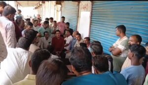 स्वास्थ्य सेवाओं की बदहाली पर ग्रामीणों का आक्रोश, शव रखकर किया प्रदर्शन | New India Times