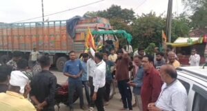 स्वास्थ्य सेवाओं की बदहाली पर ग्रामीणों का आक्रोश, शव रखकर किया प्रदर्शन | New India Times