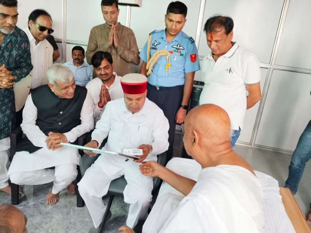 कर्नाटक के राज्यपाल थावरचंद गेहलोत ने गच्छाधिपति आचार्य श्रीमद विजय नित्यसेन सुरीश्वरजी महाराज से लिया आशीर्वाद | New India Times