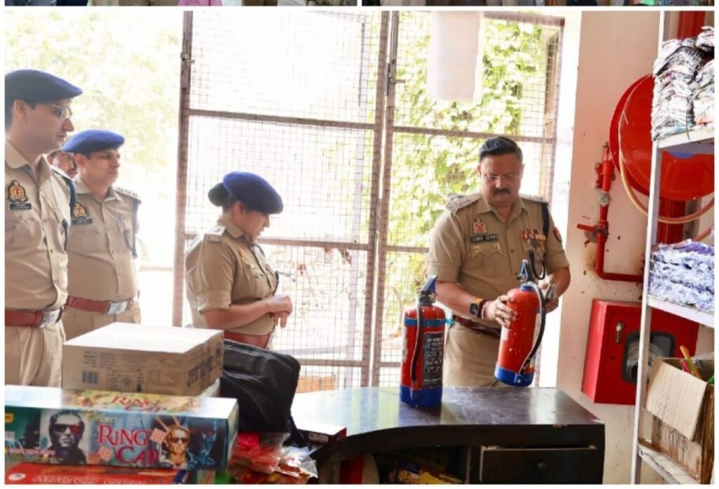 शाहजहांपुर में एसपी ने दीपावली से पहले पटाखा गोदाम और दुकानों का किया निरीक्षण | New India Times