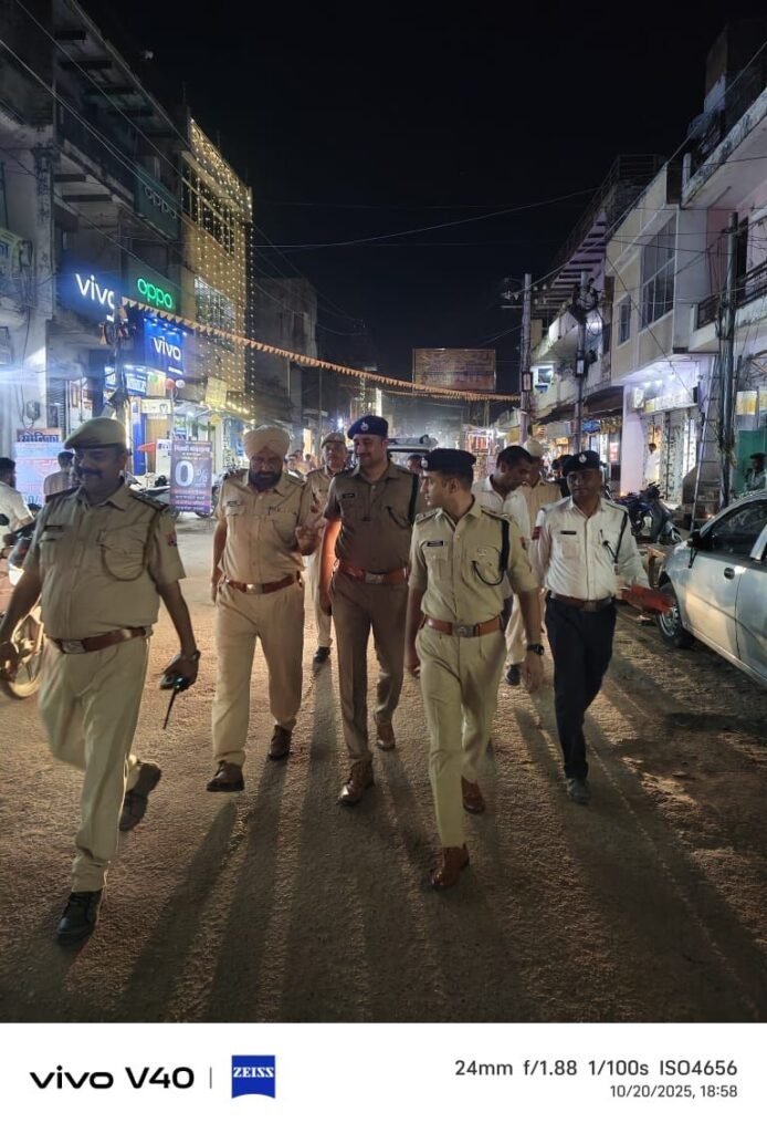 दीपावली की रात पुलिस अधीक्षक विकास सांगवान ने पुलिसकर्मियों को मिठाई खिलाकर दी शुभकामनाएं, सुरक्षा व्यवस्था का लिया जायजा | New India Times