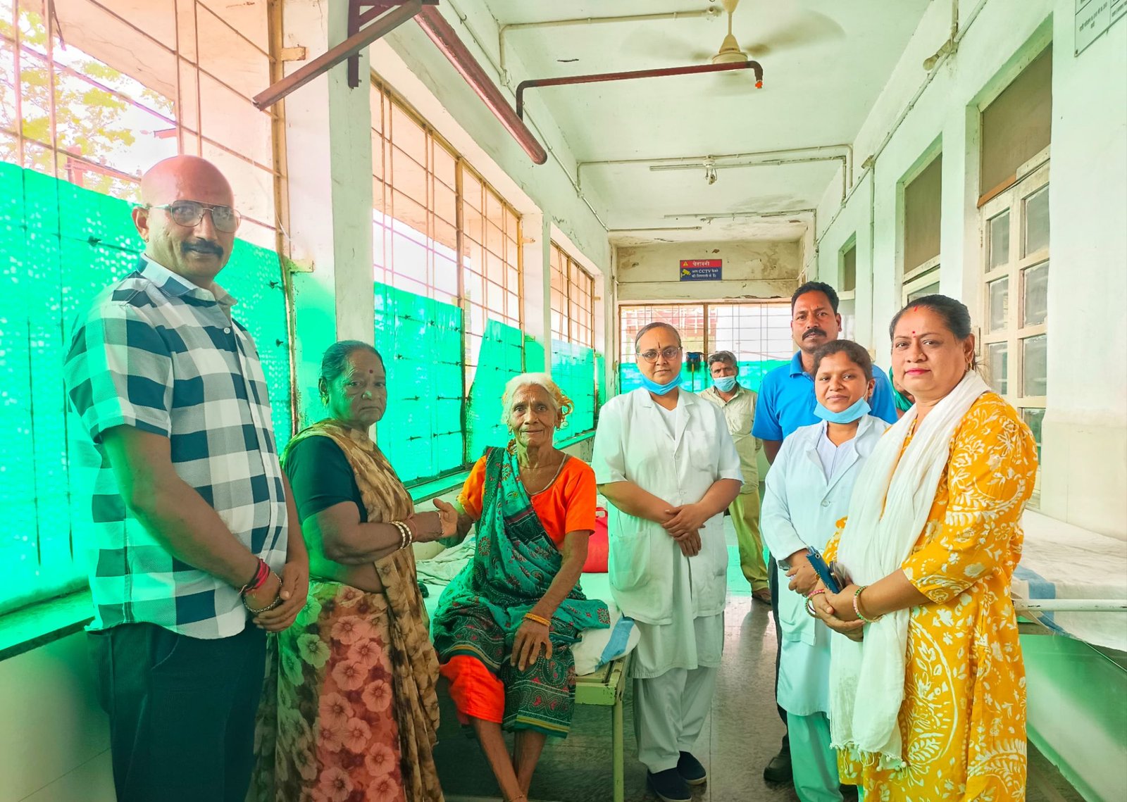 मानवता की मिसाल: राजेन्द्र श्रीवास्तव ने भटकी बुजुर्ग माता को सुरक्षित परिजनों तक पहुँचाया | New India Times