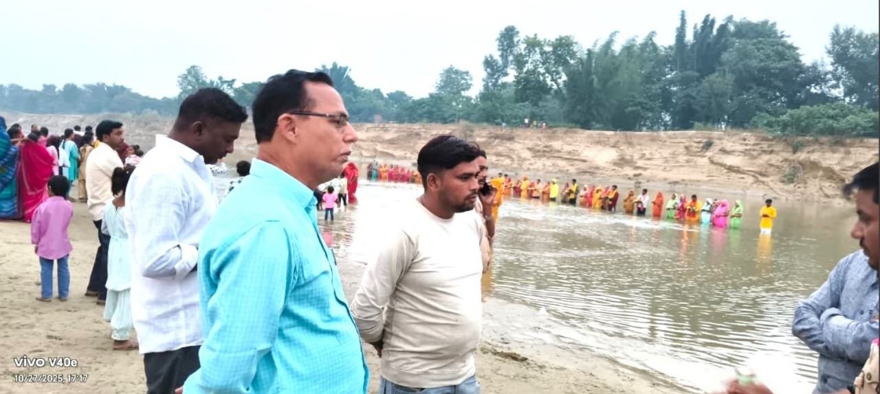 नायब तहसीलदार ने रतनपुर छठ घाट का किया निरीक्षण, सुरक्षा व्यवस्था के दिए निर्देश 1 नायब तहसीलदार ने रतनपुर छठ घाट का किया निरीक्षण, सुरक्षा व्यवस्था के दिए निर्देश | New India Times