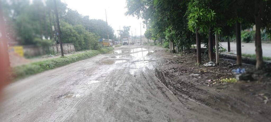 मथुरा के ट्रांसपोर्ट नगर की जर्जर सड़कों से आमजन परेशान, ब्रज यातायात एवं पर्यावरण समिति ने मुख्यमंत्री से की शिकायत 2 मथुरा के ट्रांसपोर्ट नगर की जर्जर सड़कों से आमजन परेशान, ब्रज यातायात एवं पर्यावरण समिति ने मुख्यमंत्री से की शिकायत | New India Times