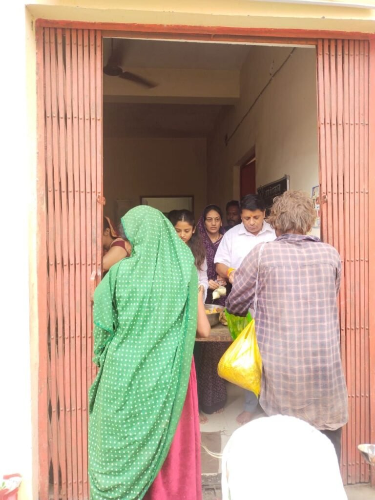 स्वर्गीय मोहनलाल भानपुरिया की प्रथम पुण्यतिथि पर जरूरतमंदों को भोजन के पैकेट वितरित किए गए | New India Times