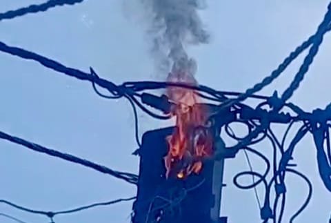 विद्युत पोल बॉक्स में लगी भीषण आग, केबल जलकर हुआ खाक, वार्डवासी घंटों तक बिजली को तरसे | New India Times