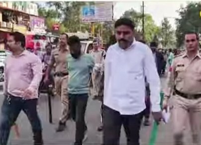 होटल में खेल रहे थे जुआ,पुलिस ने पकड़ कर निकाला जुआरियों का जुलूस | New India Times