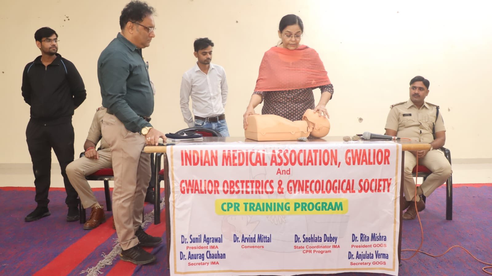 जीवन रक्षा के लिए मध्यप्रदेश पुलिस की सराहनीय पहल, ग्वालियर में पुलिस कर्मियों एवं एफआरवी पायलटों को दिया गया सीपीआर प्रशिक्षण | New India Times