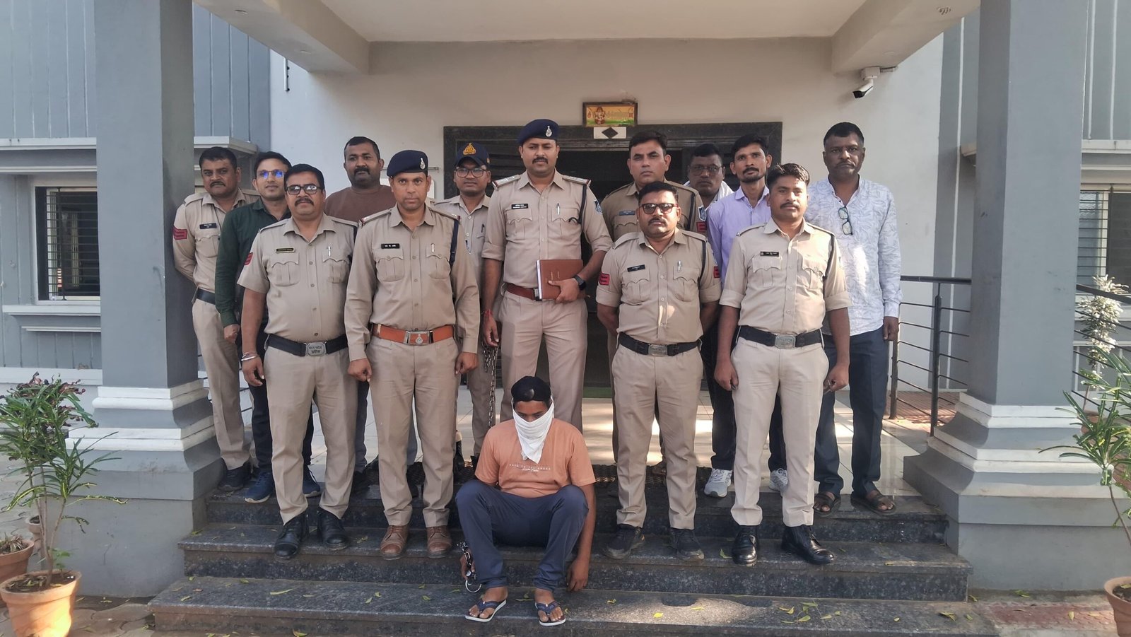 खकनार पुलिस ने अवैध हथियार निर्माण करने वाले वांटेड आरोपी गुरुचरण को तीन हस्तनिर्मित पिस्टल सहित किया गिरफ्तार | New India Times