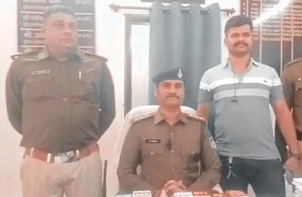 छिंदवाड़ा में अवैध हथियारों की तस्करी का भंडाफोड़: दो आरोपी पिस्टल और कारतूस के साथ गिरफ्तार 1 छिंदवाड़ा में अवैध हथियारों की तस्करी का भंडाफोड़: दो आरोपी पिस्टल और कारतूस के साथ गिरफ्तार | New India Times