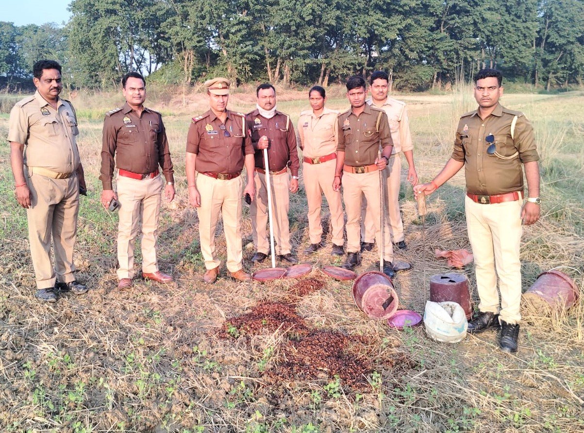 मिश्रौलिया पुलिस और आबकारी विभाग की बड़ी कार्रवाई: 100 किलो लहन नष्ट, 5 लीटर कच्ची शराब जब्त | New India Times