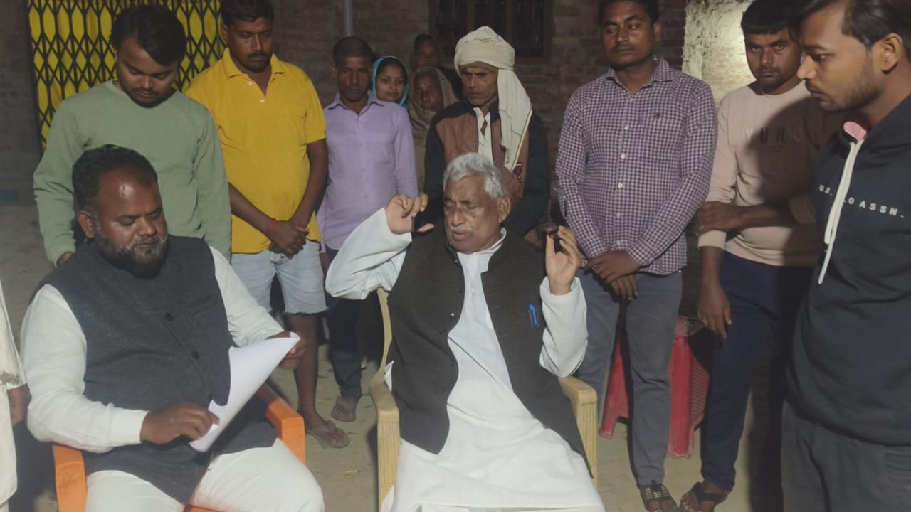 मृतका आशा बहु के परिवार से मिले नेता प्रतिपक्ष, हर संभव मदद का दिया आश्वासन, करंट लगने से हुई थी आशा कार्यकर्ता की मौत 1 मृतका आशा बहु के परिवार से मिले नेता प्रतिपक्ष, हर संभव मदद का दिया आश्वासन, करंट लगने से हुई थी आशा कार्यकर्ता की मौत | New India Times