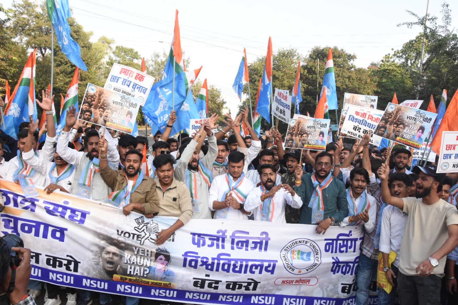 छात्र संघ चुनाव बहाली, वोट चोरी रोकने एवं निजी विश्वविद्यालयों में फर्जीवाड़े के खिलाफ एनएसयूआई ने भोपाल में किया जोरदार प्रदर्शन | New India Times