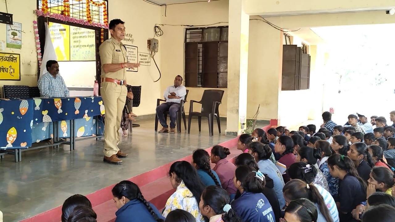 अनुसूचित जनजाति आदिवासी छात्रावास ग्राम बहादरपुर में पुलिस ने आयोजित किया जागरूकता कार्यक्रम | New India Times