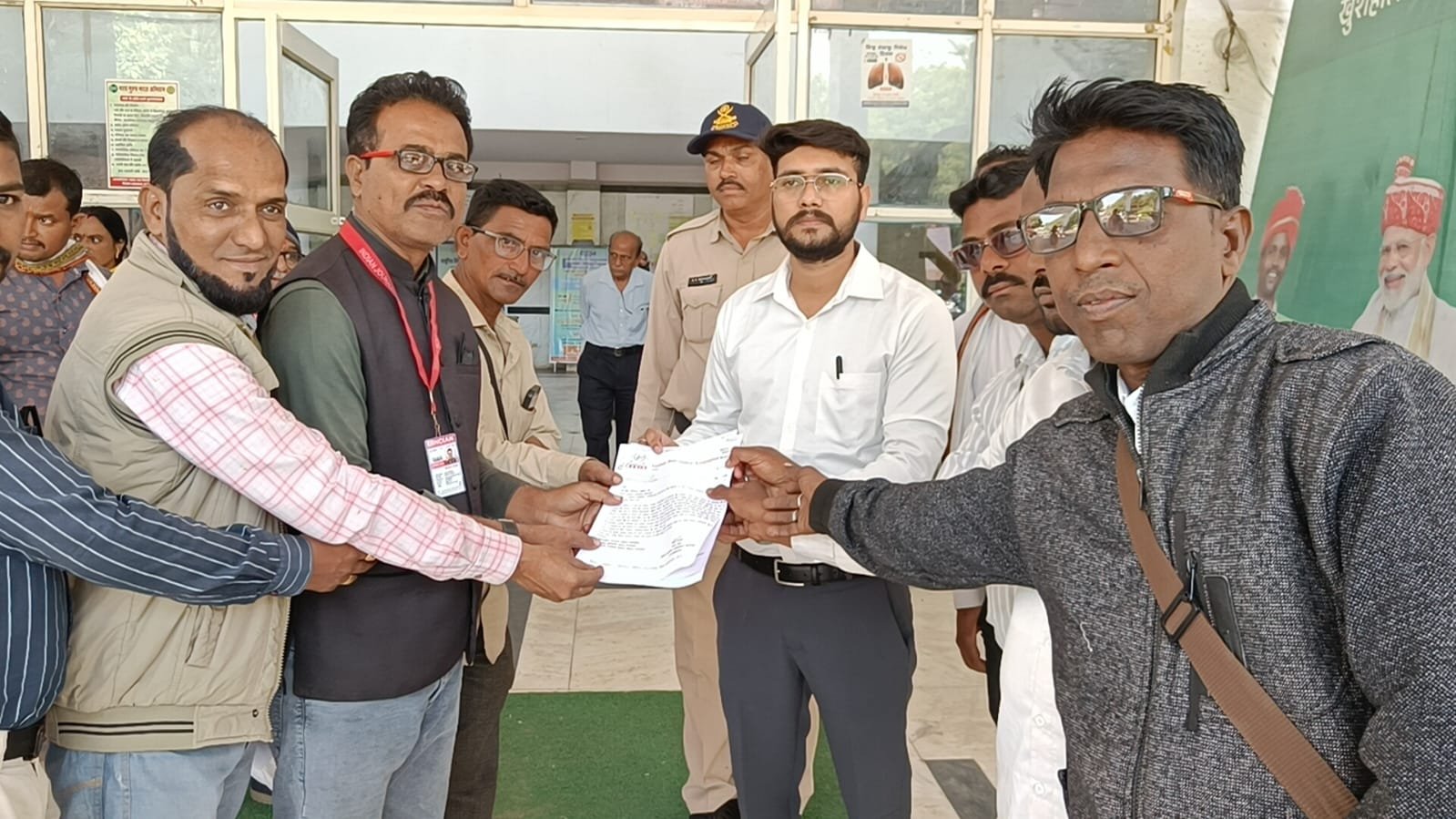 इंडियन जर्नलिस्ट एसोसिएशन बुरहानपुर ने सी एम के नाम डिप्टी कलेक्टर को सौंपा ज्ञापन | New India Times