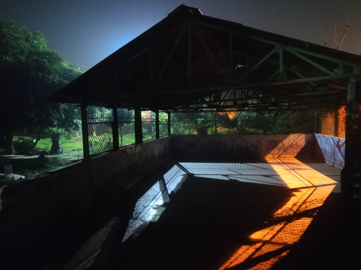 भोपाल के बाग फरहत अफ़ज़ा कब्रिस्तान में बड़ी लापरवाही, जनाज़ा शेड में लाइट तक नहीं | New India Times